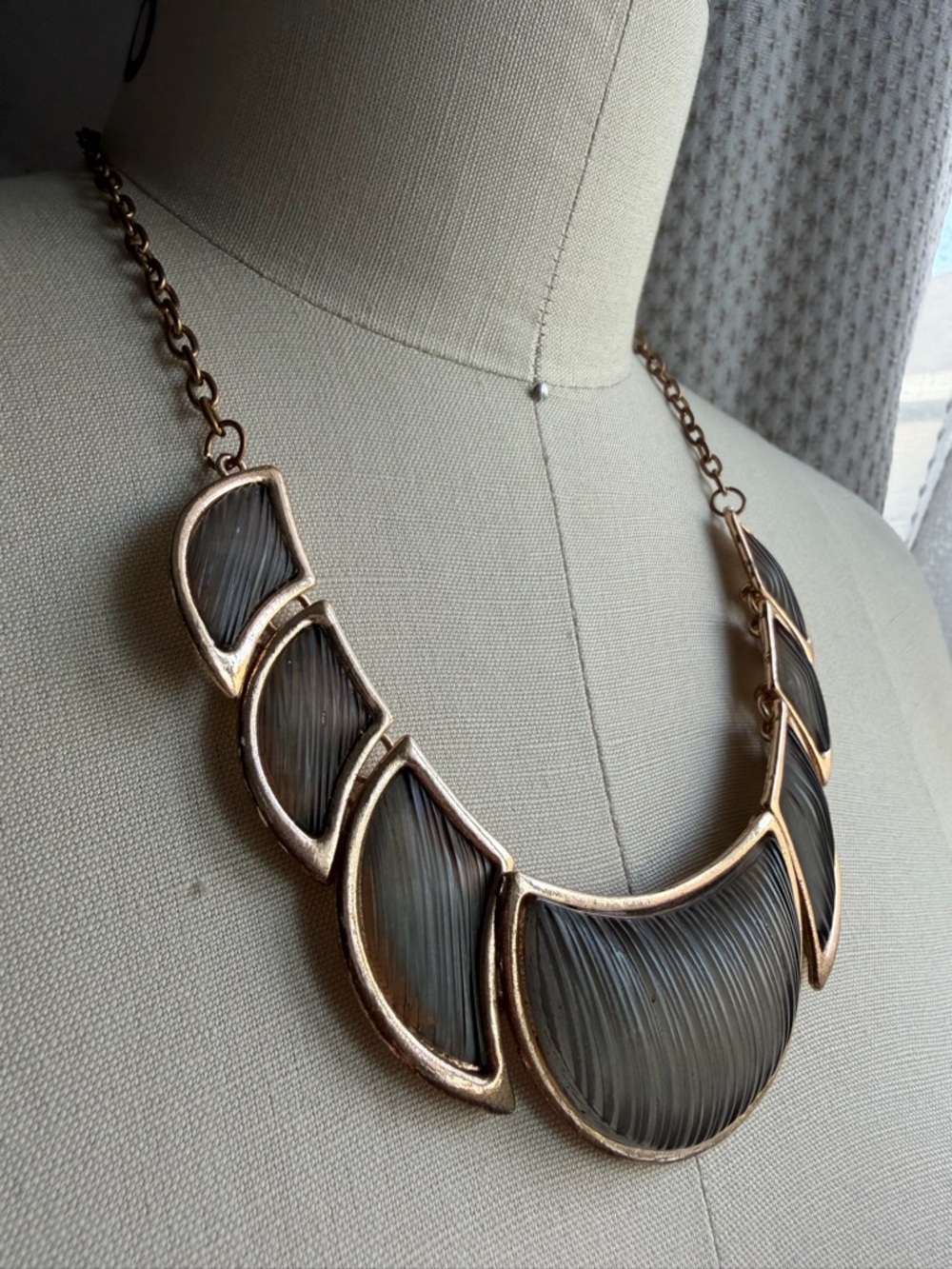 Retro Black & Gold Tone Fan Shaped Statement Bib 17” + 3” Extender Necklace - Picture 11 of 14